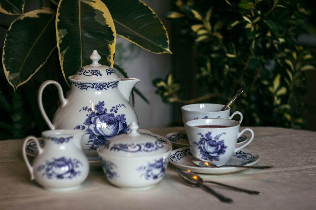 Gongfu tea being poured from a gaiwan at Floating Mountain Tea House
